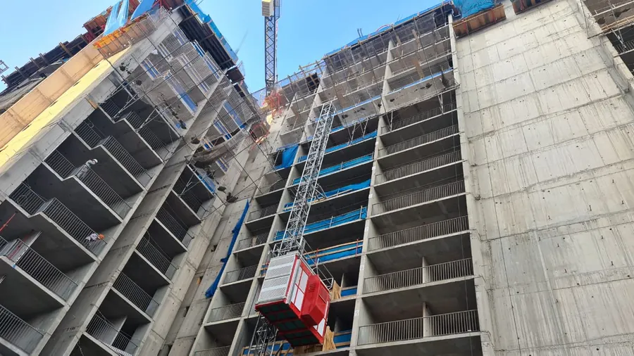 Ascensor de obra instalado en la fachada de un edificio en construcción