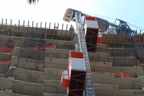 Ascensores de obra instalados en la fachada de un edificio