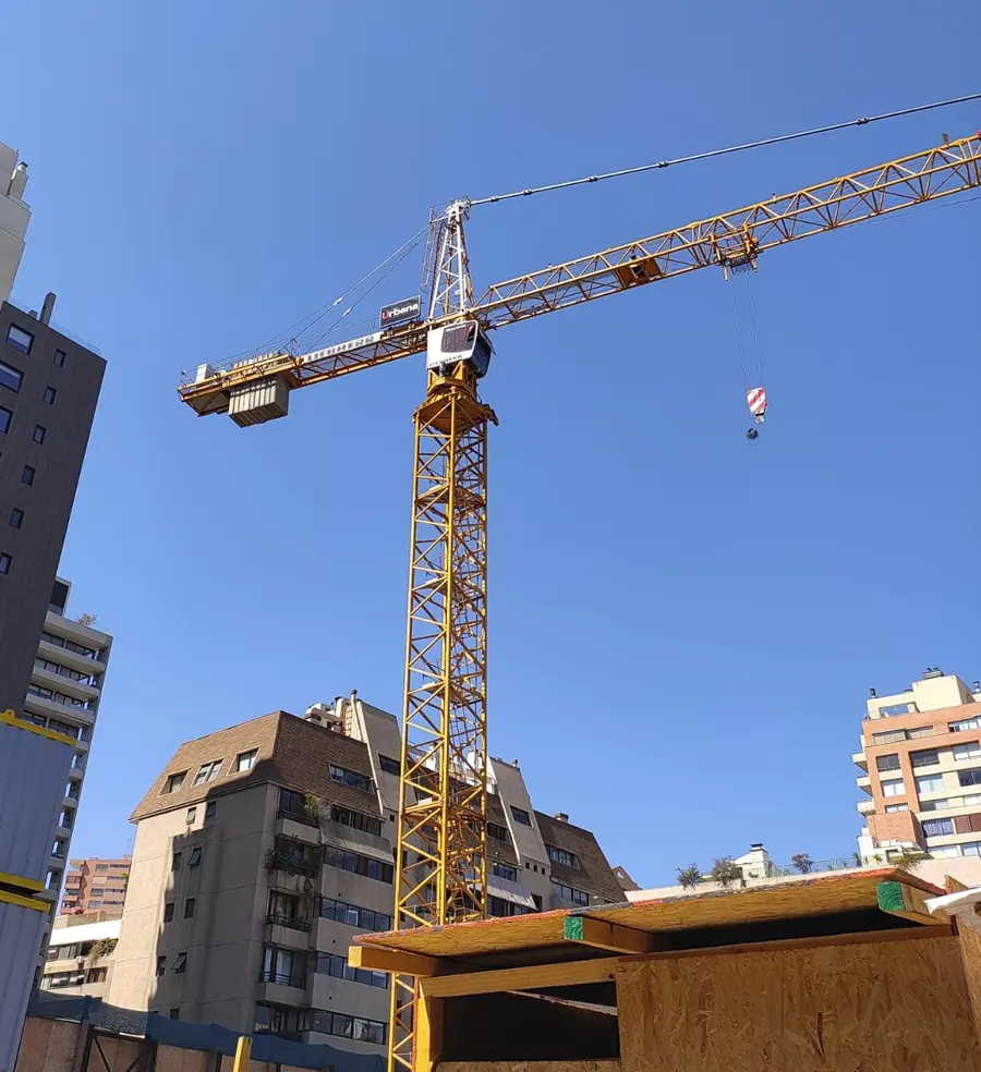 Grúa torre Liebherr en una obra urbana de Santiago