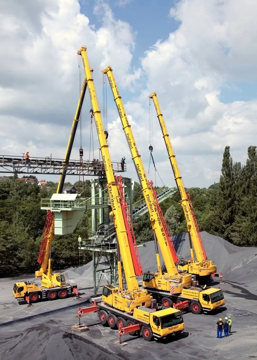 Grúas móviles levantando una estructura en un montaje industrial