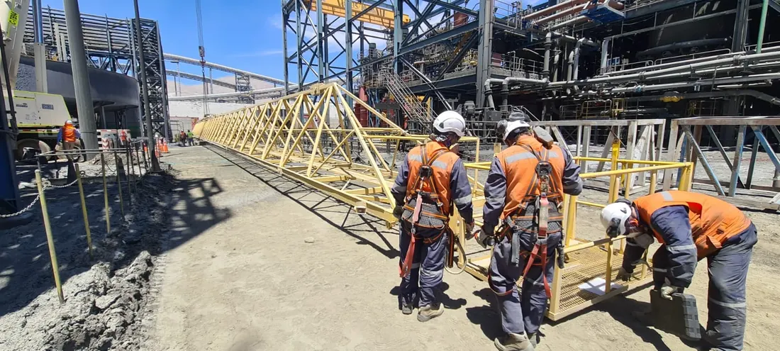 Equipo de montaje de Grúas Cono Sur trabajando en la minera Sierra Gorda