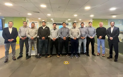 Técnicos de grúas torre en la capacitación de Liebherr