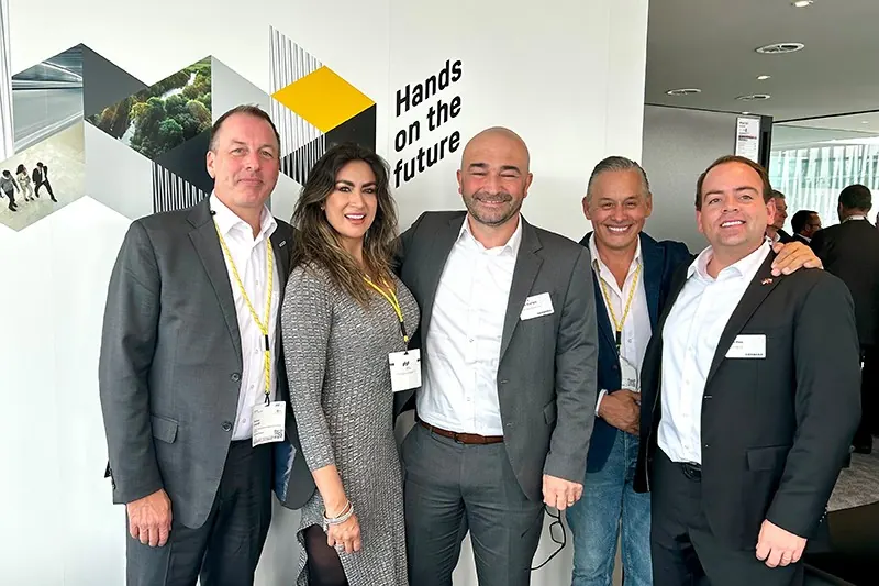 Ejecutivos de Liebherr y Grúas Cono Sur en la inauguración de la operación en Colombia