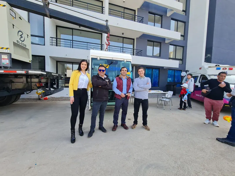 Equipo de Grúas Cono Sur en el día de la familia de EBCO, junto a un grupo electrógeno y una grúa