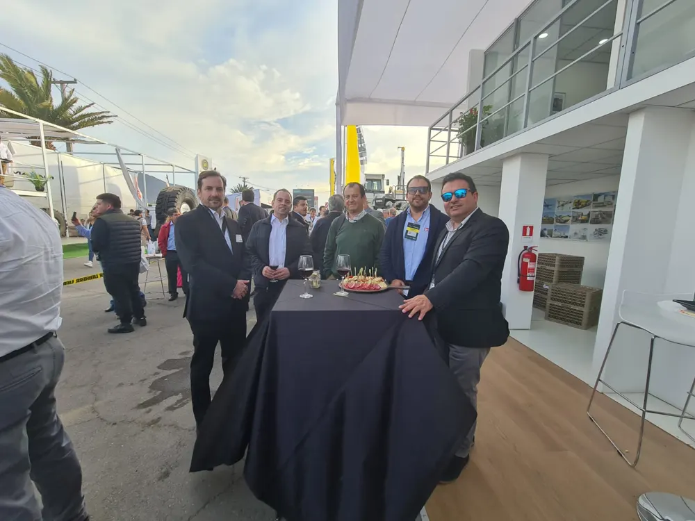 Ejecutivos de Grúas Cono Sur y Liebherr Chile en el stand de Expomin 2023