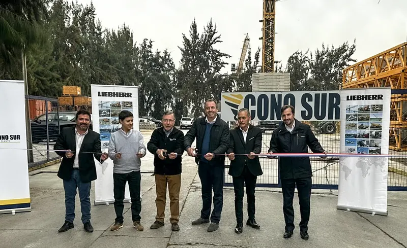 Corte de cinta en la inauguración de las instalaciones de Grúas Cono Sur con ejecutivos de Liebherr