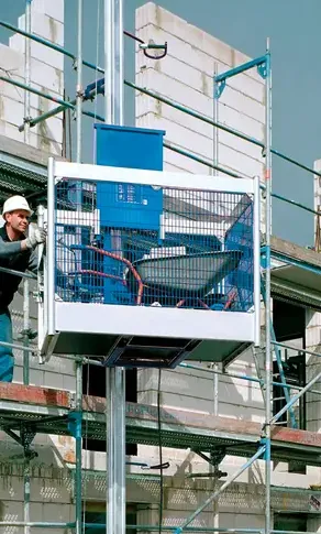 Elevador de materiales instalado en un andamio de obra