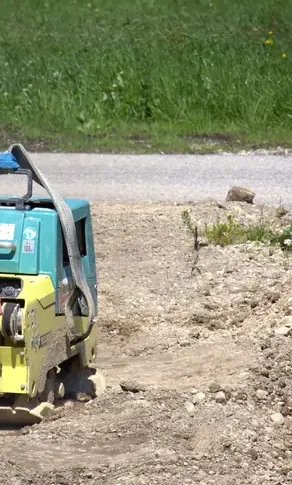 Placa compactadora Breaker trabajando en terreno