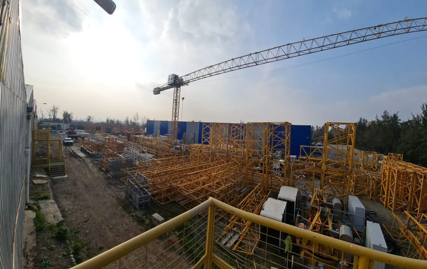Patio del centro de operaciones de Grúas Cono Sur con tramos de grúas torre Liebherr